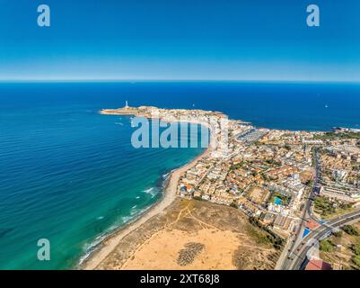 Blick aus der Vogelperspektive auf La Manga Seed von Mar Menor in der Region Murcia, Spanien, langer Streifen voller Hotels, Ferienhäuser beliebt für lokale Touristen Stockfoto