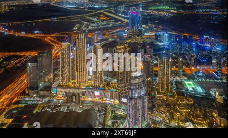 Dubai Stadtzentrum Downtown District Luftpanorama mit Skysraper, die in der Nacht vor Neonlichtern leuchten, VAE Stockfoto