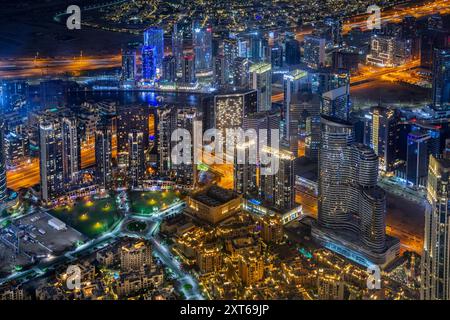 Dubai Stadtzentrum Downtown District Luftpanorama mit Skysraper, die in der Nacht vor Neonlichtern leuchten, VAE Stockfoto
