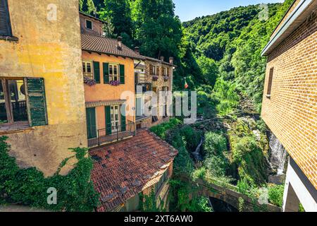 Die mittelalterliche Küstenstadt Nesso im Comer See, Italien Stockfoto