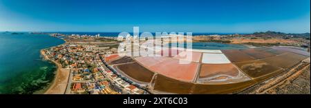 Blick aus der Vogelperspektive auf La Manga Seed von Mar Menor in der Region Murcia, Spanien, langer Streifen voller Hotels, Ferienhäuser beliebt für lokale Touristen Stockfoto