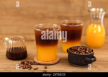 Espresso-Kaffee mit Orangensaft auf hölzernem Hintergrund Stockfoto