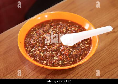 Sambal Dadak Sunda, Traditionelle Indonesische Chilli-Sauce. Gemahlene Chilli mit Tomaten und Limette. Serviert in Bowl. Stockfoto