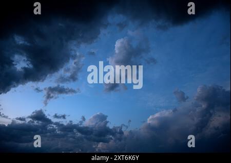 Helle und dunkle Wolken mit blauem Himmel am Abend im Sommer vor einem Gewitter Stockfoto