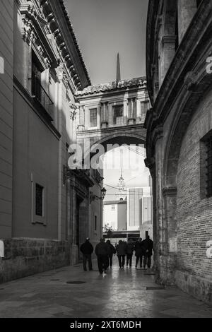 Die Leute laufen neben der Kathedrale von Valencia in der Altstadt von Valencia, Spanien. Stockfoto