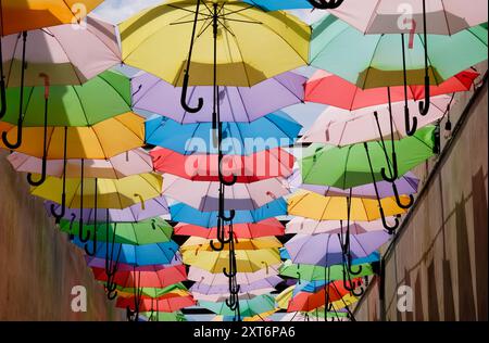 Farbige Regenschirme sorgen für festliche Überkopfflächen Stockfoto