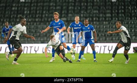 Derby, Großbritannien. August 2024. DCFC und Chesterfield kämpfen um den Ball während des Carabao Cup Matches Derby County gegen Chesterfield im Pride Park Stadium, Derby, Vereinigtes Königreich, 13. August 2024 (Foto: Mark Dunn/News Images) in Derby, Vereinigtes Königreich am 13. August 2024. (Foto: Mark Dunn/News Images/SIPA USA) Credit: SIPA USA/Alamy Live News Stockfoto