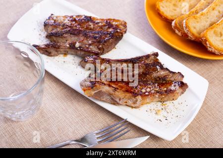 Kalbsfleisch, das über offenem Feuer gekocht wird, mit appetitlicher Kruste und dunklen Streifen und Spuren vom Grill Stockfoto