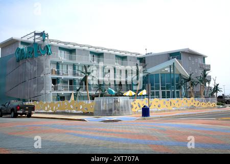 Das Wildwood Hotel besticht durch die legendäre Doo-Wop-Resortarchitektur aus den 1950er Jahren mit seinen kräftigen Farben und dem Retro-Design. Stockfoto