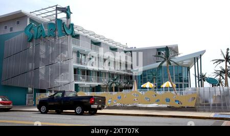 Das Wildwood Hotel besticht durch die legendäre Doo-Wop-Resortarchitektur aus den 1950er Jahren mit seinen kräftigen Farben und dem Retro-Design. Stockfoto