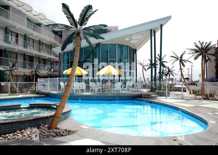 Das Wildwood Hotel verfügt über eine berühmte Doo-Wop-Resort-Architektur aus den 1950er Jahren mit Kunststoffpalmen und Retro-Design. Stockfoto