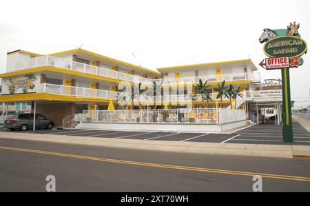 Das Wildwood Hotel verfügt über die legendäre Doo-Wop-Resort-Architektur aus den 1950er Jahren mit kräftigen Winkeln und hellen Farben im Art déco-Retro-Design. Stockfoto