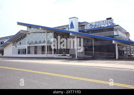 Das Wildwood Hotel verfügt über die legendäre Doo-Wop-Resort-Architektur aus den 1950er Jahren mit kräftigen Winkeln und hellen Farben im Art déco-Retro-Design. Stockfoto