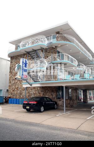 Das Wildwood Hotel verfügt über die legendäre Doo-Wop-Resort-Architektur aus den 1950er Jahren, mit geschwungenen Kurven und hellen Farben im Art déco-Retro-Design. Stockfoto