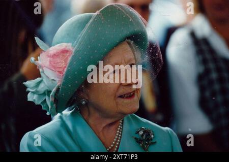 QUEEN ELIZABETH, DIE KÖNIGIN, DIE MUTTER DER KÖNIGSJACHT BRITANNIA IN PORTSMOUTH, 1996 BILD MIKE WALKER 1996 Stockfoto