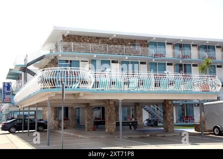 Das Wildwood Hotel verfügt über die legendäre Doo-Wop-Resort-Architektur aus den 1950er Jahren, mit geschwungenen Kurven und hellen Farben im Art déco-Retro-Design. Stockfoto