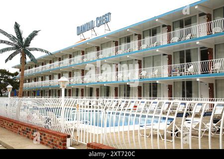 Das Wildwood Hotel verfügt über die legendäre Doo-Wop-Resort-Architektur aus den 1950er Jahren, mit geschwungenen Kurven und hellen Farben im Art déco-Retro-Design. Stockfoto