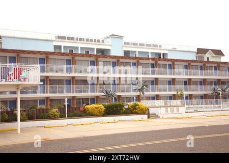 Das Wildwood Hotel verfügt über die legendäre Doo-Wop-Resort-Architektur aus den 1950er Jahren mit kräftigen Winkeln und hellen Farben im Art déco-Retro-Design. Stockfoto