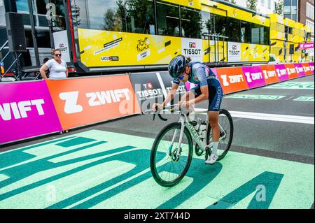 Rotterdam, Niederlande. August 2024. Einer der letzten Fahrer kommt an der Ziellinie an. Nach dem großen Abflug gestern fanden die Etappen 2 und 3 am selben Tag statt. Das Rennen legte 69 flache Kilometer in Stage 2 zurück, unmittelbar gefolgt vom 6,3 Kilometer langen Einzelzeitfahren in Stage 3. Auf acht Etappen erstreckt sich das Frauenfeld über 946 Kilometer, beginnend in Rotterdam, dann am östlichen Rand Frankreichs und endet schließlich auf einer der bekanntesten Kletterrouten des Radsports, der Alpe d'Huez. Quelle: SOPA Images Limited/Alamy Live News Stockfoto