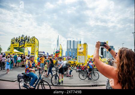 Nach dem großen Abflug gestern fanden die Etappen 2 und 3 am selben Tag statt. Das Rennen legte 69 flache Kilometer in Stage 2 zurück, unmittelbar gefolgt vom 6,3 Kilometer langen Einzelzeitfahren in Stage 3. Quelle: SOPA Images Limited/Alamy Live News Stockfoto