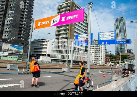 Rotterdam, Niederlande. August 2024. Die Arbeiter bereiten die Banner mit den Kilometern vor, bevor das Zeitfahren beginnt. Nach dem großen Abflug gestern fanden die Etappen 2 und 3 am selben Tag statt. Das Rennen legte 69 flache Kilometer in Stage 2 zurück, unmittelbar gefolgt vom 6,3 Kilometer langen Einzelzeitfahren in Stage 3. Auf acht Etappen erstreckt sich das Frauenfeld über 946 Kilometer, beginnend in Rotterdam, dann am östlichen Rand Frankreichs und endet schließlich auf einer der bekanntesten Kletterrouten des Radsports, der Alpe d'Huez. Quelle: SOPA Images Limited/Alamy Live News Stockfoto