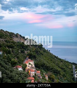 Farbenfroher Blick auf die italienische Riviera und das blaue Mittelmeer von der französisch-italienischen Grenze im Dorf Grimaldi, Ventimiglia in der Nähe von San-Remo, Reiseziel Stockfoto