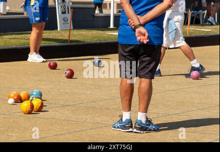 Bowls, auch bekannt als Rasenbowls, ist eine Sportart, bei der die Spieler versuchen, ihren Ball (genannt Bowl) am nächsten zu einem kleineren Ball zu Rollen, der als „Jack“ bekannt ist. Stockfoto