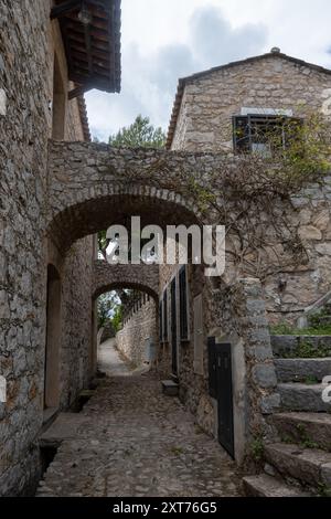 Farbenfroher Blick auf die italienische Riviera und das blaue Mittelmeer von der französisch-italienischen Grenze im Dorf Grimaldi, Ventimiglia in der Nähe von San-Remo, Reiseziel Stockfoto