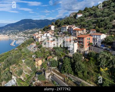 Farbenfroher Blick auf die italienische Riviera und das blaue Mittelmeer von der französisch-italienischen Grenze im Dorf Grimaldi, Ventimiglia in der Nähe von San-Remo, Reiseziel Stockfoto