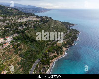 Farbenfroher Blick auf die italienische Riviera und das blaue Mittelmeer von der französisch-italienischen Grenze im Dorf Grimaldi, Ventimiglia in der Nähe von San-Remo, Reiseziel Stockfoto