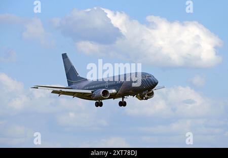 KLASJET BOEING 737-522, LY-FLT, bei Endanflug zur Start- und Landebahn 27, LIVERPOOL JOHN LENNON AIRPORT, MERSEYSIDE Stockfoto