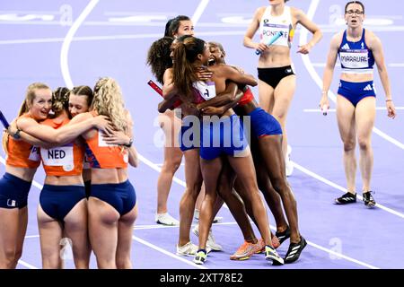 Lisanne de Witte, Femke Bol, Lieke Klaver und Cathelijn Peeters aus den Niederlanden, Shamier Little, Sydney McLaughlin-Levrone, Gabrielle Thomas und Alexis Holmes aus den Vereinigten Staaten von Amerika feiern, nachdem sie im Stade de France 2024 in Paris (Frankreich) im Stade de France teilgenommen haben. August 2024. Das Team United States belegte den ersten Platz und gewann die Goldmedaille, die Niederlande den zweiten Platz bei der Silbermedaille. Stockfoto