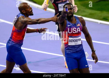 Vernon Norwood und Rai Benjamin aus den Vereinigten Staaten von Amerika reagieren, nachdem sie am 10. August 2024 im Stade de France in Paris (Frankreich) im 4x400-m-Staffelfinale der Männer bei den Olympischen Spielen 2024 teilgenommen hatten. Das Team United States of America gewann die Goldmedaille als erstes. Stockfoto