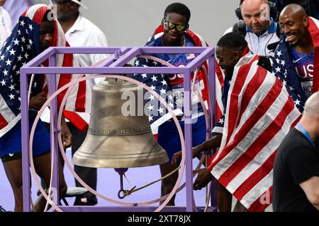 Christopher Bailey, Bryce Deadmon, Rai Benjamin und Vernon Norwood aus den Vereinigten Staaten von Amerika läuten die Glocke, nachdem sie am 10. August 2024 bei den Olympischen Spielen 2024 in Paris (Frankreich) im Stade de France in Paris (Frankreich) im 4x400-m-Staffelfinale der Männer teilgenommen hatten. Das Team United States of America gewann die Goldmedaille als erstes. Stockfoto