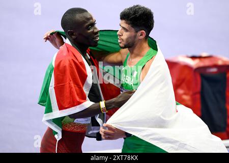 Emmanuel Wanyonyi aus Kenia umarmt Djamel Sedjati aus Algerien am Ende des 800-m-Endspiels der Männer während der Olympischen Spiele 2024 in Paris (Frankreich) am 10. August 2024. Emmanuel Wanyonyi belegte den ersten Platz und Djamel Sedjati den dritten Platz, der die Bronzemedaille gewann. Stockfoto