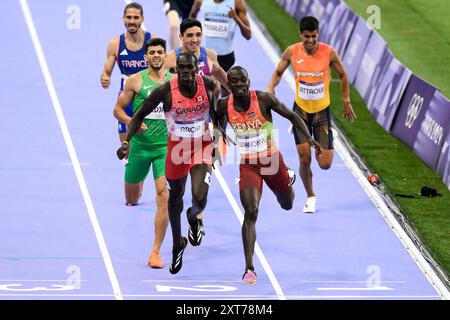 Marco AROP aus Kanada und Emmanuel Wanyonyi aus Kenia treten am 10. August 2024 bei den Olympischen Spielen 2024 im Stade de France in Paris (Frankreich) im 800-m-Finale der Männer an. Emmanuel Wanyonyi belegte den ersten Platz und Marco AROP den zweiten Platz, der die Silbermedaille gewann. Stockfoto