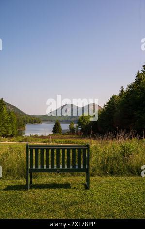 Bank mit Blick auf den Jordan Pond und die Bubbles, Acadia-Nationalpark mit Copy-Space Stockfoto