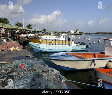 Fischerhafen sainte Rose, guadeloupe am Morgen mit Booten und Fischernetzen Stockfoto