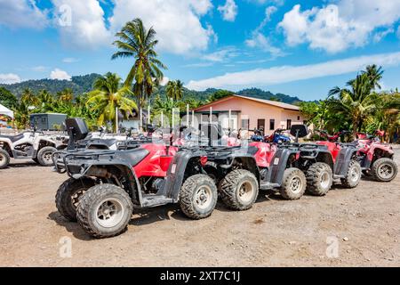 Quad-Bikes standen bereit für die Fahrt in Balik Pulau, Penang, Malaysia Stockfoto