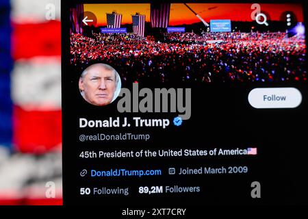 Paraguay. August 2024. In dieser Fotoabbildung wird ein offizielles X-Profil des ehemaligen US-Präsidenten Donald Trump (Twitter) auf einem Smartphone angezeigt. Trump kehrte nach dreieinhalb Jahren Pause in die sozialen Medien zurück. Quelle: SOPA Images Limited/Alamy Live News Stockfoto