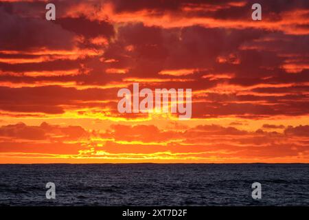 Ein feuriger rot-gelber Sonnenuntergang über dem Indischen Ozean, von nördlich von Cape Leeuwin im Südwesten von Western Australia aus gesehen. Stockfoto