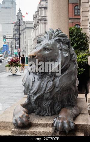 Stephen und Stitt – Kopien von originalen Löwenskulpturen in der Nähe des ehemaligen HSBC-Gebäudes in Bund, Shanghai, China. Stiller (ruhender) Löwe. Stockfoto