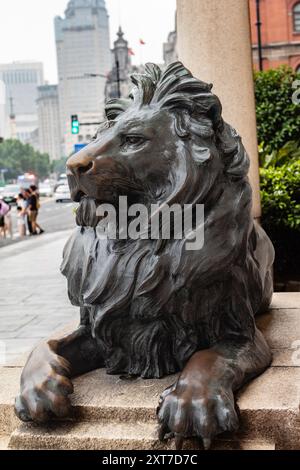 Stephen und Stitt – Kopien von originalen Löwenskulpturen in der Nähe des ehemaligen HSBC-Gebäudes in Bund, Shanghai, China. Stiller (ruhender) Löwe. Stockfoto