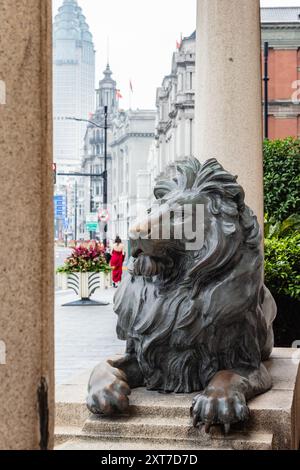 Stephen und Stitt – Kopien von originalen Löwenskulpturen in der Nähe des ehemaligen HSBC-Gebäudes in Bund, Shanghai, China. Stiller (ruhender) Löwe. Stockfoto