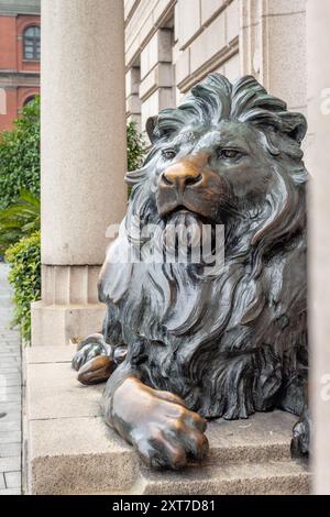 Stephen und Stitt – Kopien von originalen Löwenskulpturen in der Nähe des ehemaligen HSBC-Gebäudes in Bund, Shanghai, China. Stiller (ruhender) Löwe. Stockfoto