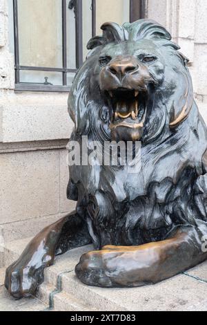 Stephen und Stitt – Kopien von originalen Löwenskulpturen in der Nähe des ehemaligen HSBC-Gebäudes in Bund, Shanghai, China. Stephan (brüllender) Löwe. Stockfoto