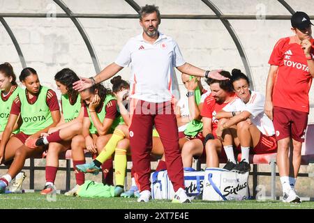 Cisterna Di Latina, Italien. August 2024. ALS Roma-Trainer reagiert Alessandro Spugna während des Freundschaftsspiels zwischen Roma-Frauen und Napoli-Frauen im Domenico Bartolani-Stadion. Endergebnis Roma Women 1: 0 Napoli Women (Foto: Mattia Vian/SOPA Images/SIPA USA) Credit: SIPA USA/Alamy Live News Stockfoto