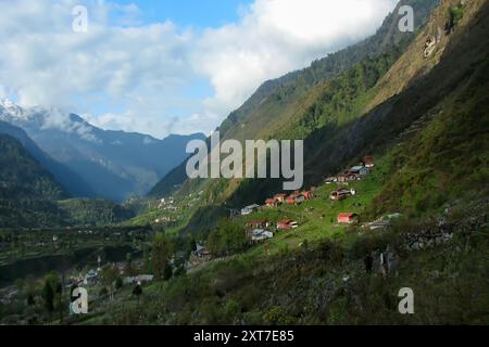 Spiel von Licht und Schatten auf Lachung, Lachung Tal, Stadt und einer wunderschönen Bergstation im Nordosten von Sikkim, Indien. Himalaya-Berge im Hinterland Stockfoto
