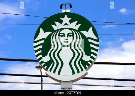 Starbucks-Schild, multinationale amerikanische Kette von Kaffeehäusern und Röstereien Stockfoto