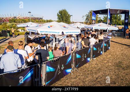 Besucher stehen an, um sich neben dem UEFA-Cup, der Champions-League-Trophäe und dem UEFA-Supercup fotografieren zu lassen. Die Fans der spanischen Champions-League-Gewinner Real Madrid und der italienischen UEFA-Cup-Gewinner Atalanta trafen sich auf dem Kahla-Platz in Warschau neben der Weichsel zum UEFA-Super-Cup-Fanfestival. Im Vorgriff auf das Spiel am folgenden Tag stehen die Besucher an, um Fotos mit der Trophäe zu machen und an einer Reihe von Fußballspielen und -Aktivitäten teilzunehmen. Der UEFA-Supercup findet am 14. August 2024 im PGE Narodowy in Warschau statt und wird von den Siegern des Champions bestritten Stockfoto